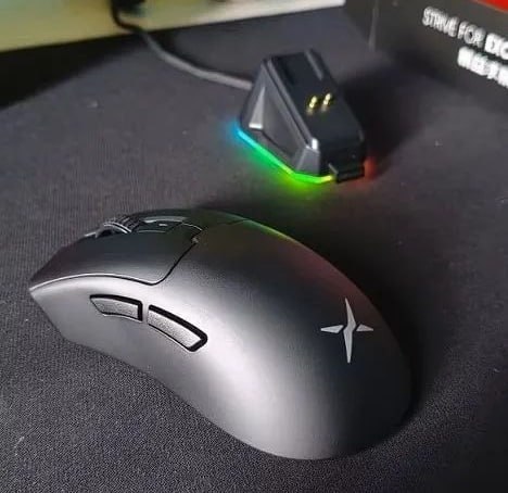 Mouse Delux M900 PRO (PAW3395, 8KHz, com Dock de Carregamento)
