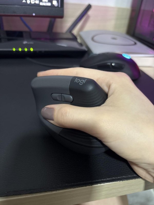 Mouse Sem Fio Logitech Lift Vertical com Design Ergonômico