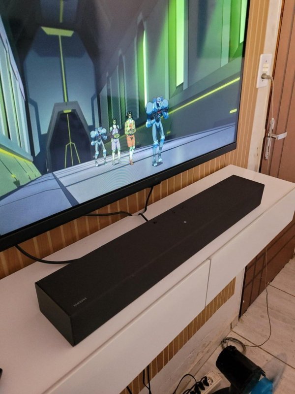Soundbar Samsung HW-B400F, com 2.0 canais, Bluetooth, Subwoofer integrado e HDMI ARC