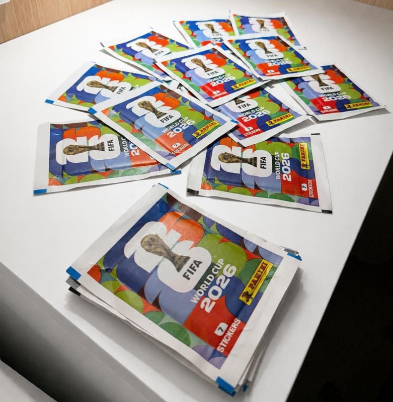 Kit com 100 Envelopes (700 Figurinhas) Panini Copa do Mundo 2026