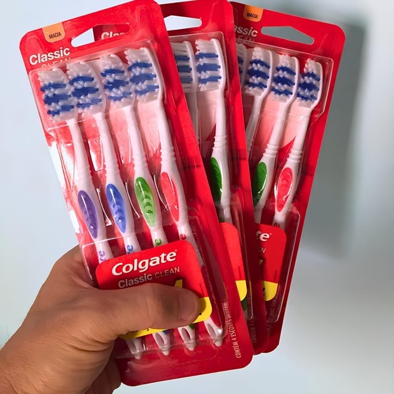 4 Unidades Colgate Escova de Dente Classic Clean Macia