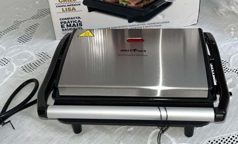 Sanduicheira e Grill Britânia 2 em 1 110/220v