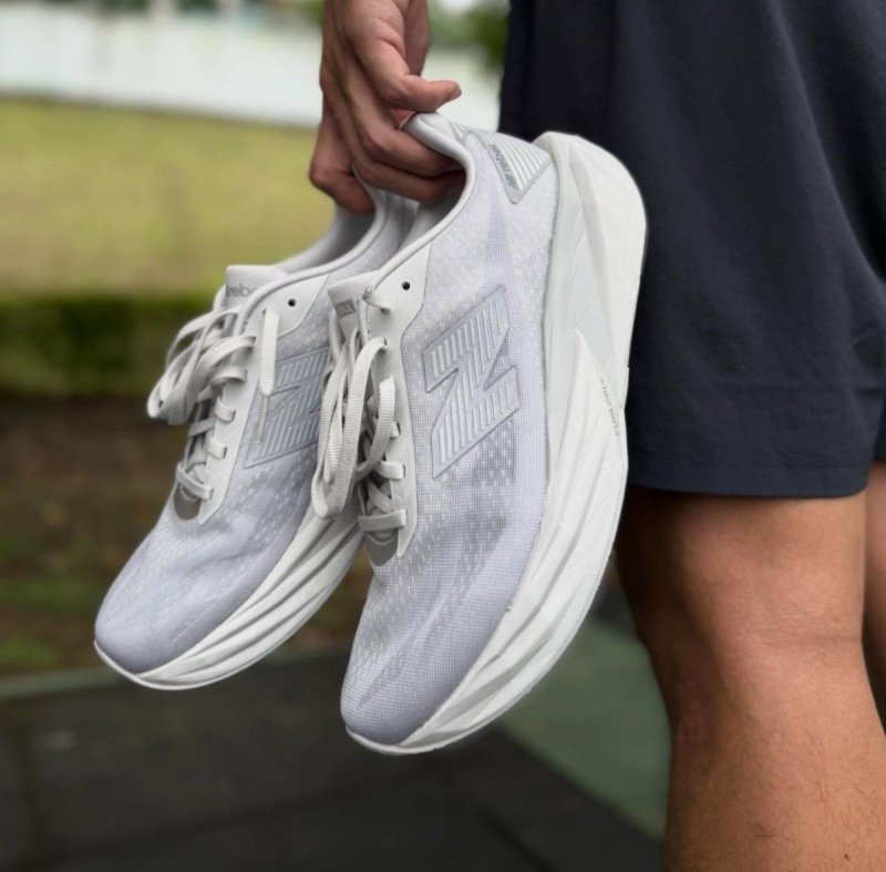 Tênis New Balance Fuelcell Rebel V5