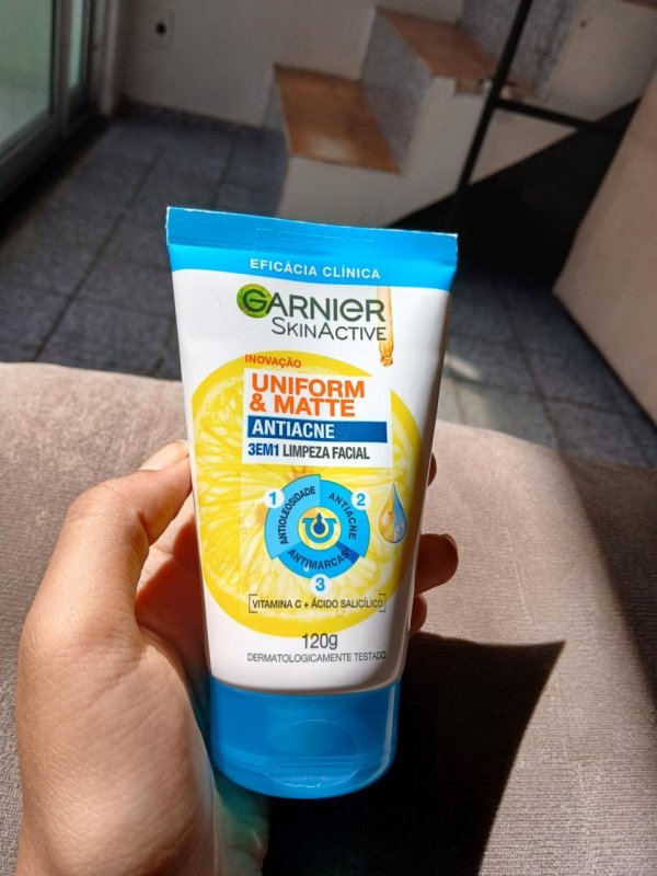 Garnier Uniform & Matte Gel de Limpeza Facial com Ácido Salicílico e Vitamina C