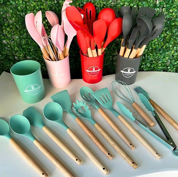 Kit com 12 Utensílios de Cozinha em Silicone com Cabo de Madeira