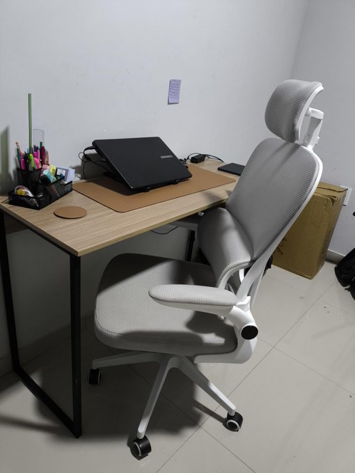 Cadeira de Escritório Ergonômica Branca Giratória com Suporte Lombar e Mecanismo de Elevação a Gás