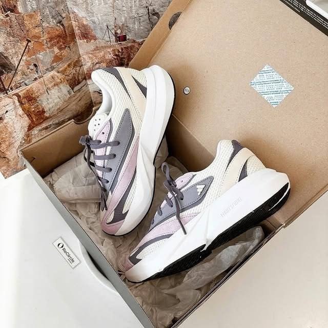 Tênis Lightblaze adidas para mulher