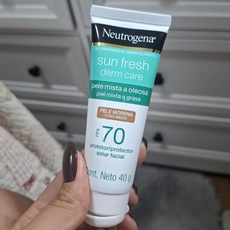 Protetor Solar Facial Neutrogena Sun Fresh Derm Care Pele Morena FPS 70 40g