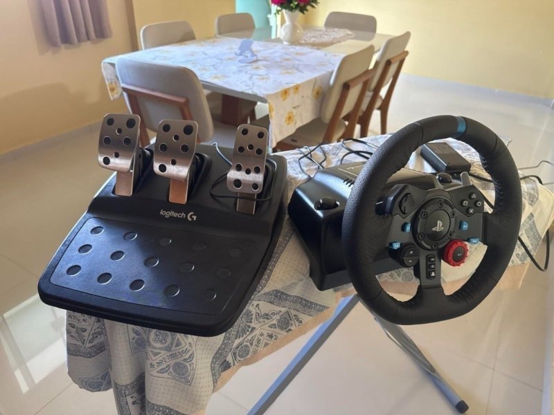 Volante Logitech G29 Driving Force com Pedais - PS5, PS4, PS3 e PC