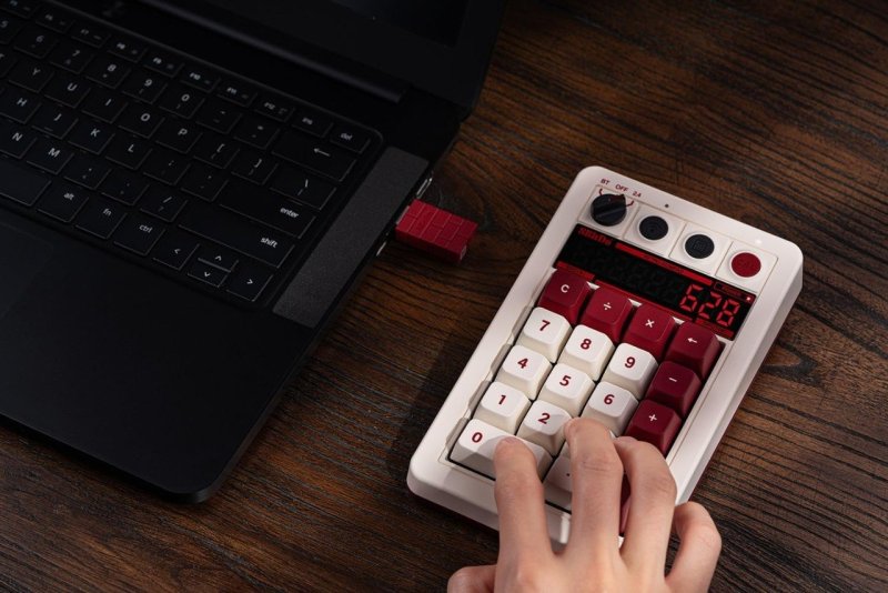 Numpad Mecânico sem fio 8BitDo (com Modo Calculadora) (Fami Edition) + Frete Grátis