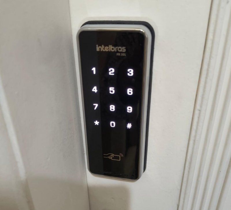 Fechadura Digital de Sobrepor Touch Screen FR 201 Intelbras