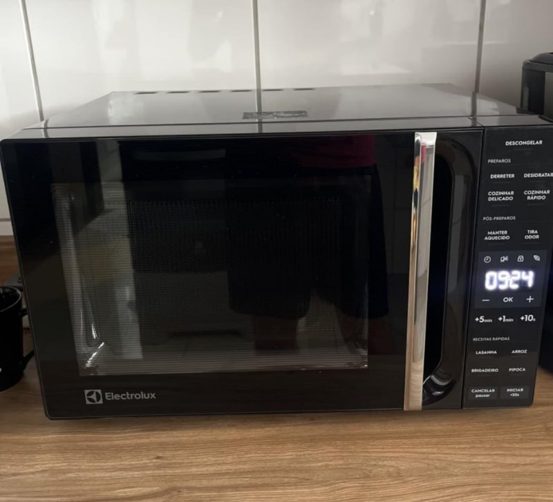 Micro-ondas Electrolux 23L Preto Efficient com Descongelamento Assistido (ME23P)