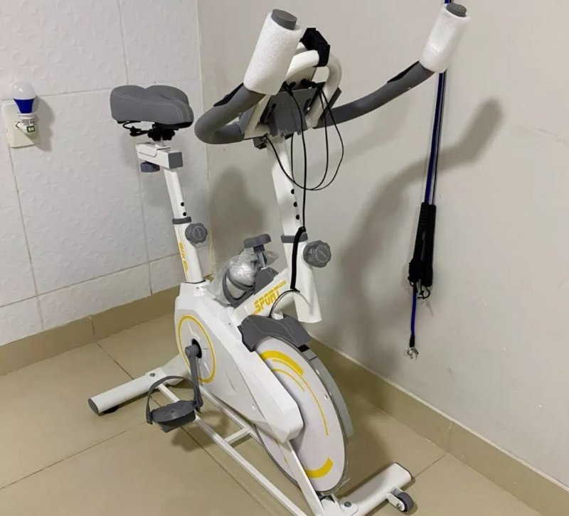 Bike Ergométrica 8kg Fitness Treino musculação Academia 120kg com Painel Digital Squeeze