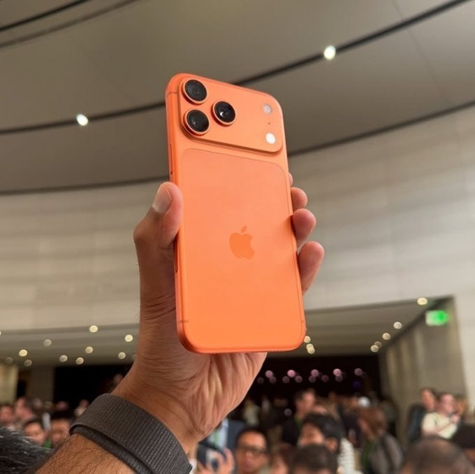Apple iPhone 17 Pro Max (2 TB) - Laranja cósmico
