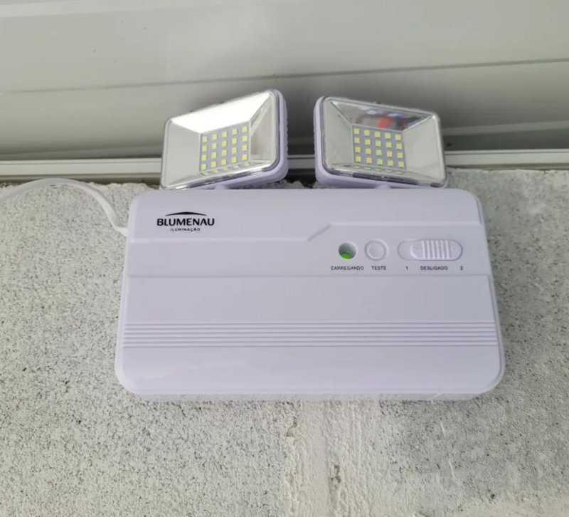 Bloco Luminária De Emergência Led Blumenau Iluminação 2 Faróis 6500k 127/220v
