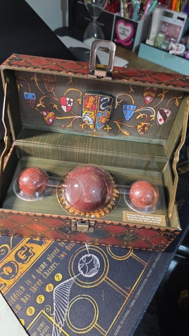 Harry Potter Collectible Quidditch Set (Includes Removeable Golden Snitch!) - Revised Edition + Frete Grátis