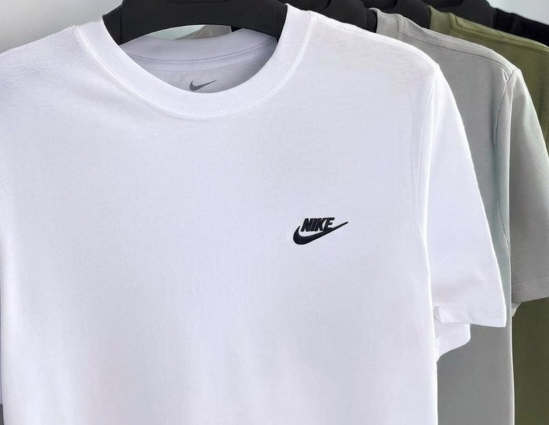 Camiseta Nike Sportswear Club Essentials Feminina