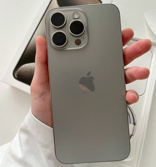 Apple iPhone 15 Pro Max (256 GB) — Titânio natural (Seminovo)