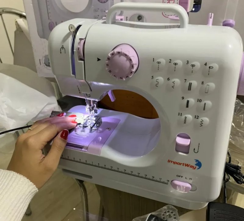 Máquina De Costura Reta ImportWay 12 Pontos Doméstica IWMC-505 Portátil Branco