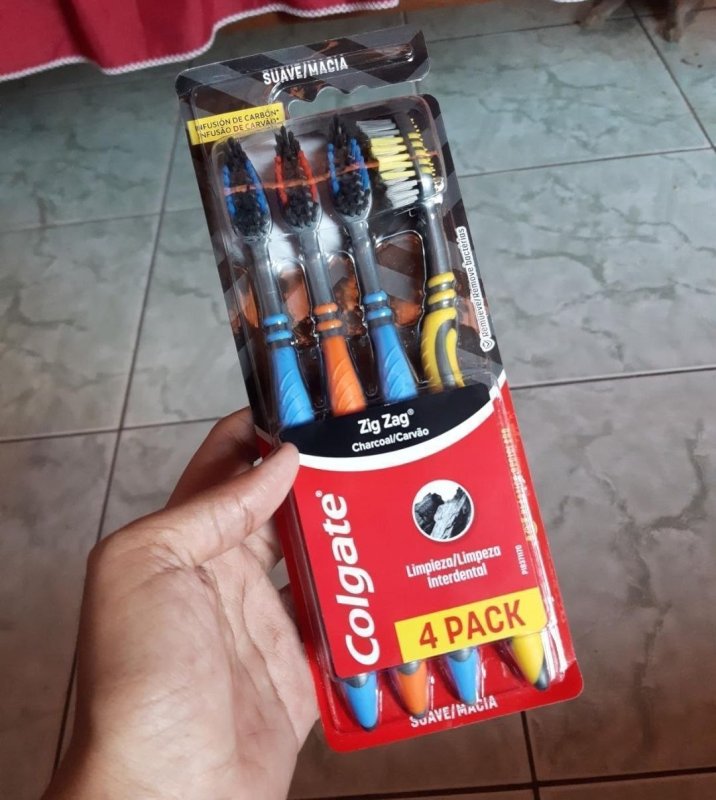 Colgate ZigZag Carvão - Escova Dental, 4 unidades