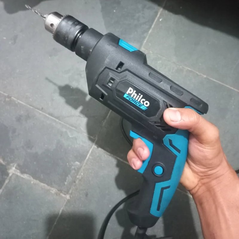 Furadeira Philco Force 3000 Rpm Mandril 13mm 850w Pfu04 Cor Preto com detalhes em Azul