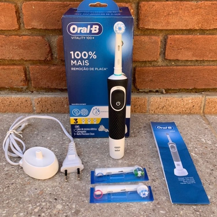Escova Elétrica Oral-B PRO Series c/ temporizador + 3 refis
