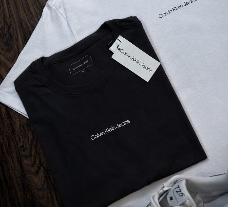 Camiseta Calvin Klein Masculina Flame Front Logo Preta