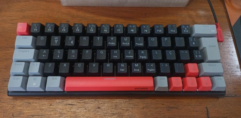 Teclado Gamer Mecânico PCYES Kuromori 60% Switch Blue LED Rainbow