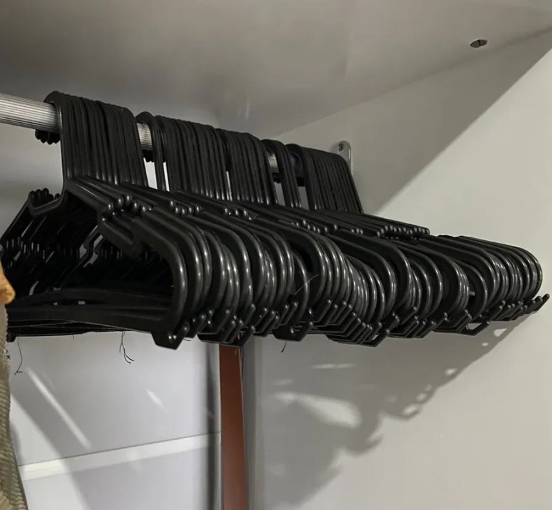 Kit 100 Cabides Pretos Plástico Adulto Organização Guarda-Roupa