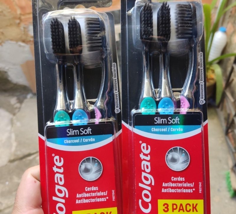 Escova de Dentes Colgate Slim Soft Black com Infusão de Carvão Premium 6 Unidades