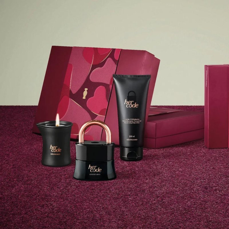 Kit Presente O Boticário Her Code! Perfume + Loção Hidratante + Vela de Massagem