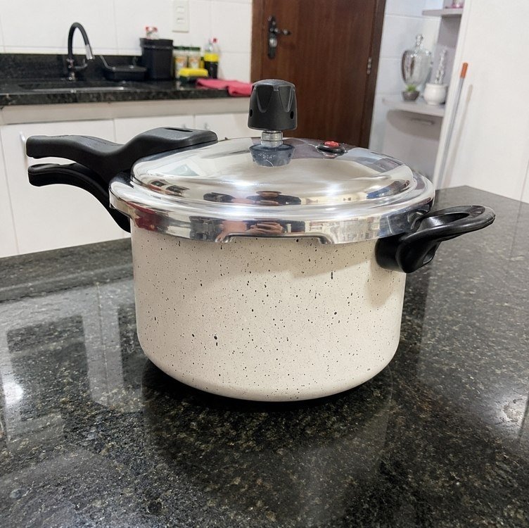 Panela de Pressão Antiaderente 4,5 Litros em Alumínio, Fechamento Externo