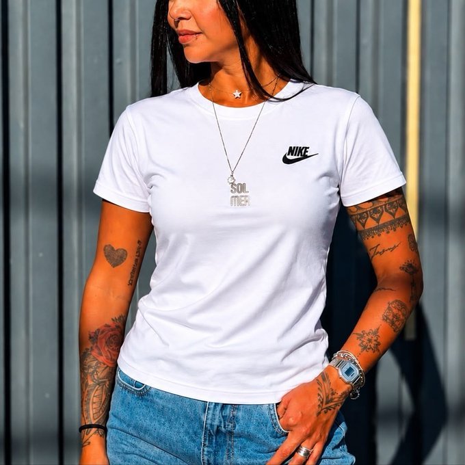 Camiseta Nike Sportswear Club Essentials Feminina