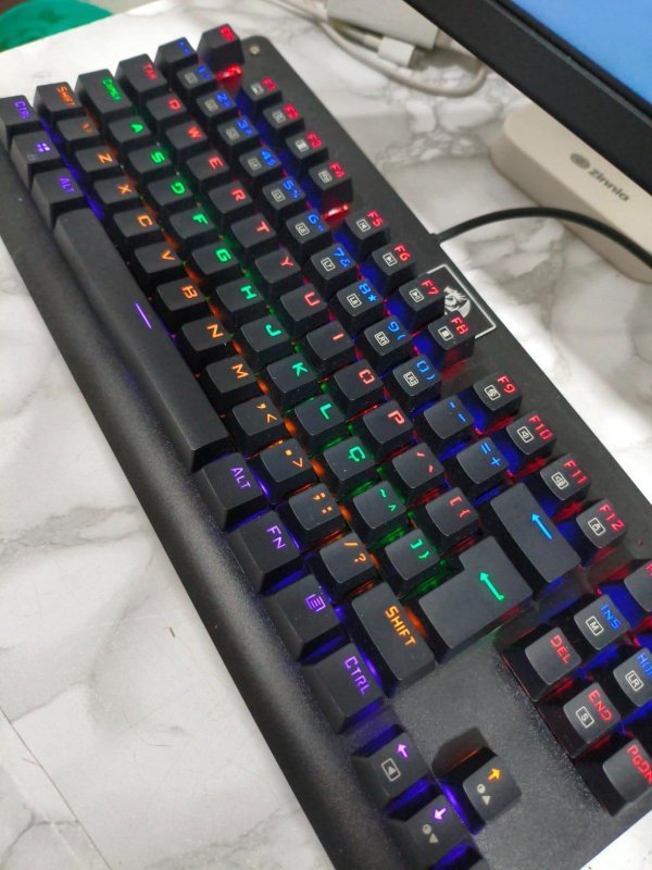 Teclado Mecânico Redragon Dark Avenger Preto Iluminação Rainbow Switch Marrom K568R