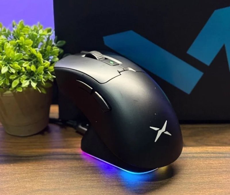 Mouse Delux M900 Pro, Paw3395, 8KHz, com Dock de Carregamento