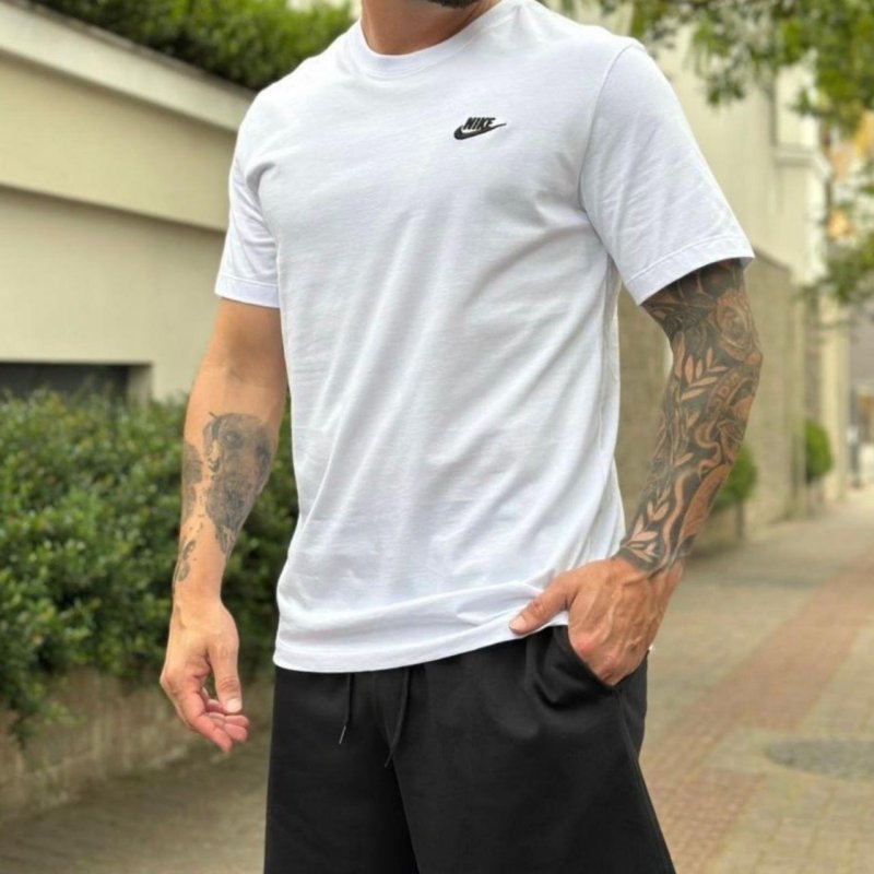 Camiseta Nike Sportswear Club Masculina