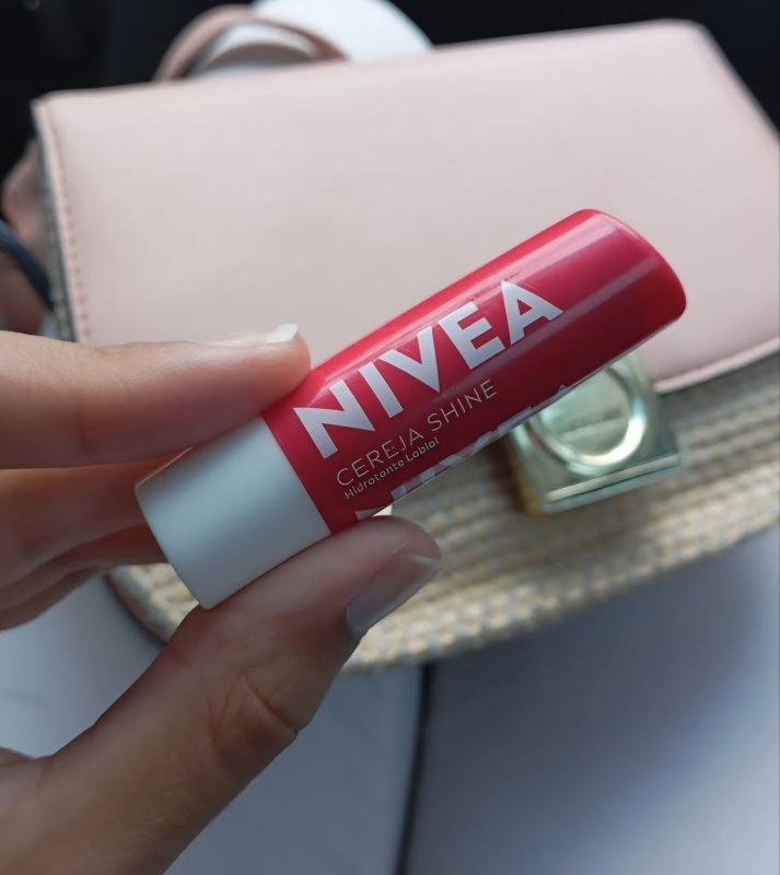 NIVEA Hidratante Labial Cereja Shine 4,8g, Hidratação Intensa 24h