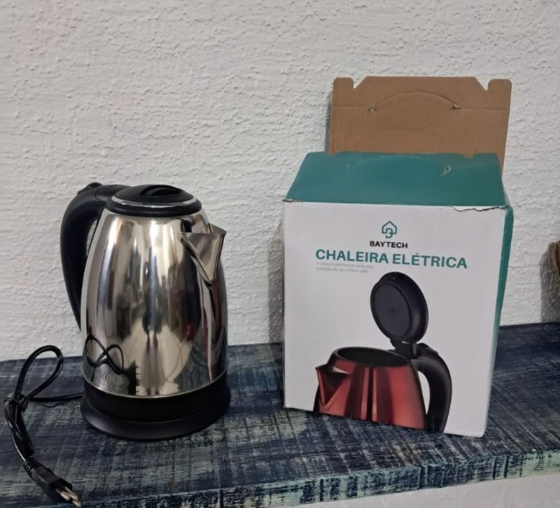Chaleira Elétrica Inox 2L 1000W Base 360° Desligamento Automático 127V/220V (Prateado, 127V)