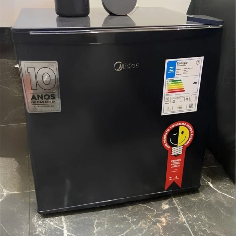 FRIGOBAR BLACK 45L: CHIQUE, COMPACTO E SUPER ECONÔMICO