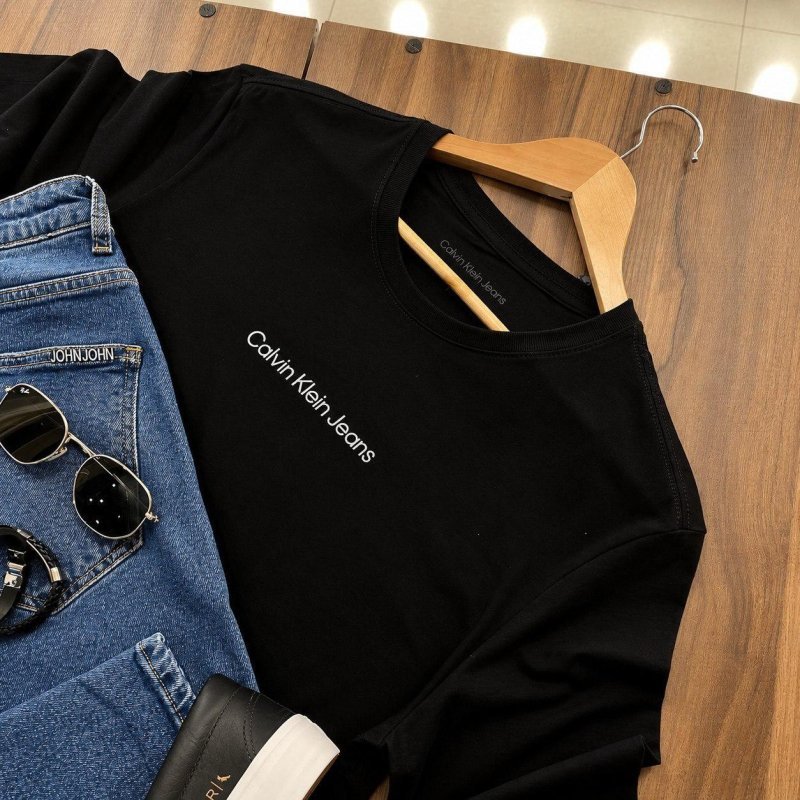 Camiseta Calvin Klein Manga Longa Institutional Grey Preta