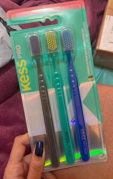 Pack com 3 Escovas Dentais Pro Extra Macias