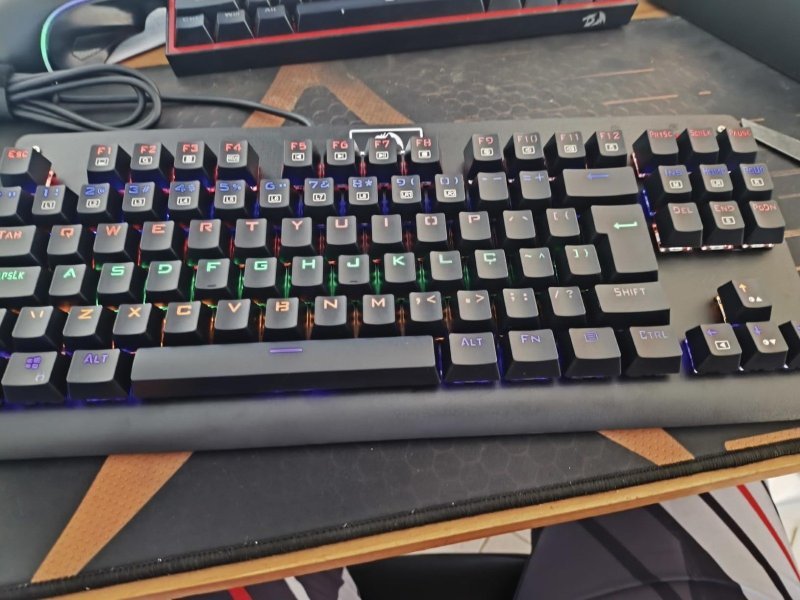 Teclado Mecânico Redragon Dark Avenger K568R (Switch Marrom) + Frete Grátis