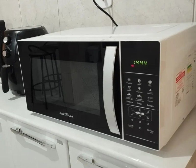 Micro-ondas Britânia BMO38 33 Litros, Limpa Fácil, 1400W, 110V, Preto