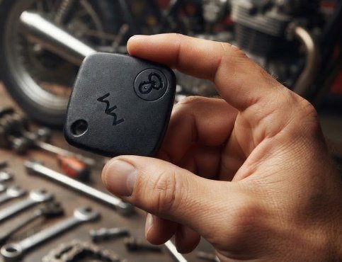 Mini Localizador Rastreador Smart Tag GPS Com Cordão Chaveiro Cor Preto Compatível Com iPhone