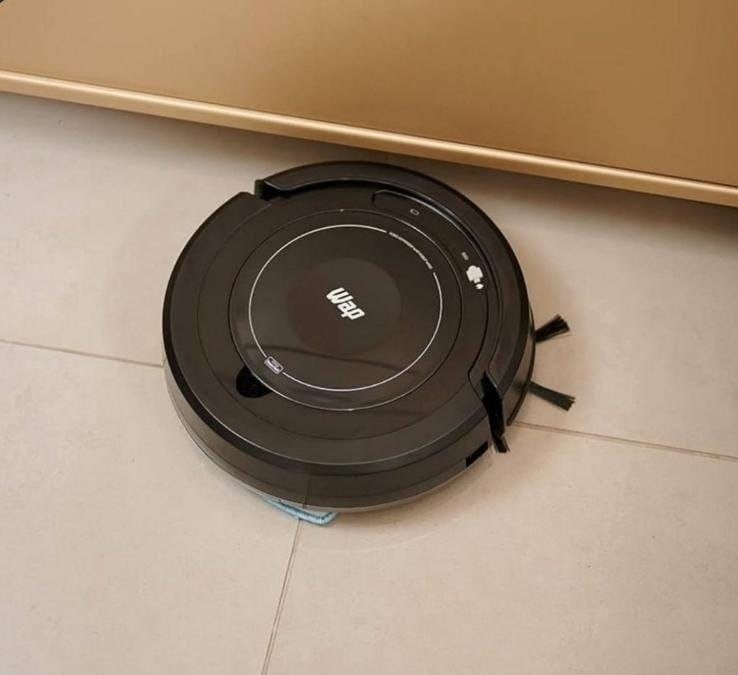 Robô aspirador Robot W90 varre aspira e passa pano 30w Wap cor preto
