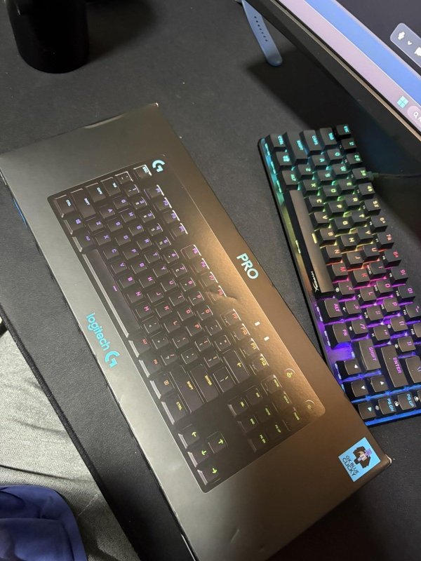 Teclado Mecânico Gamer Logitech G PRO com Layout US, RGB LIGHTSYNC, Design TKL