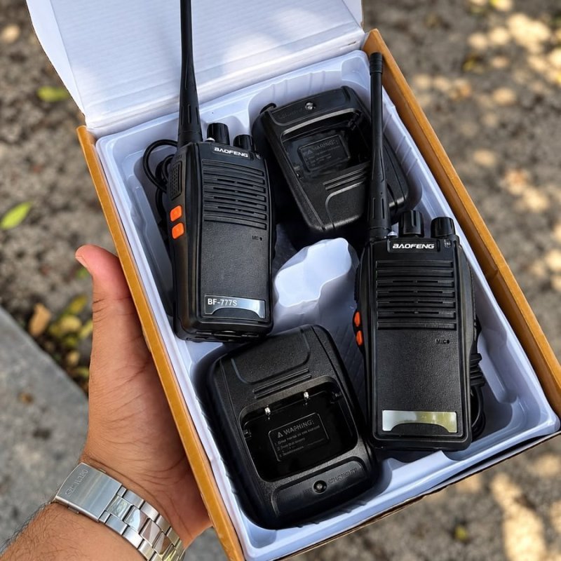 Kit com 2 Rádios Baofeng 777s Walk Talk Comunicador