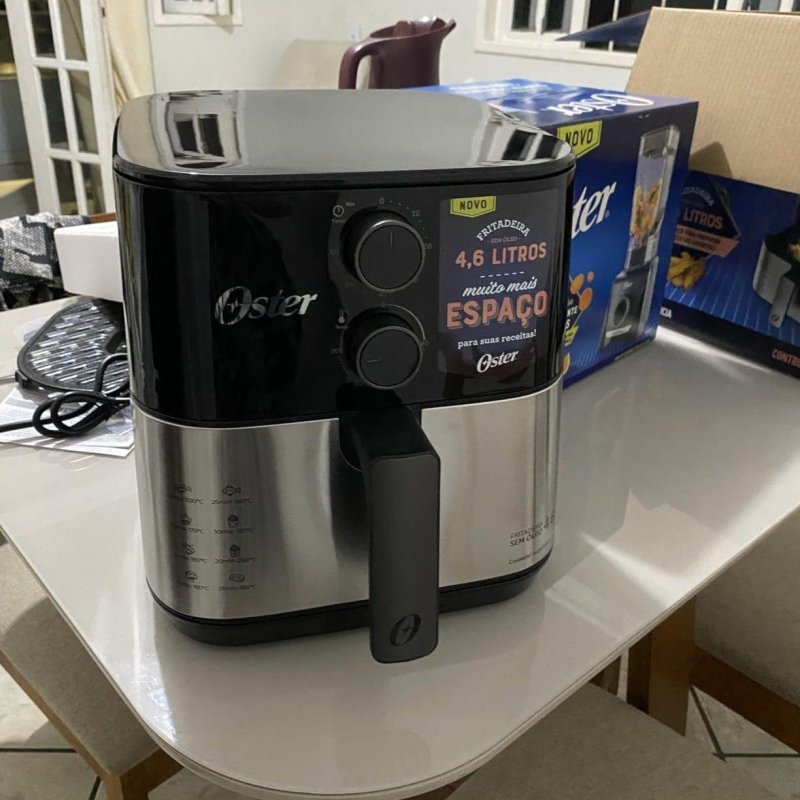 Fritadeira Air Fryer Sem Óleo Oster 4,6L Preto/Inox 127V
