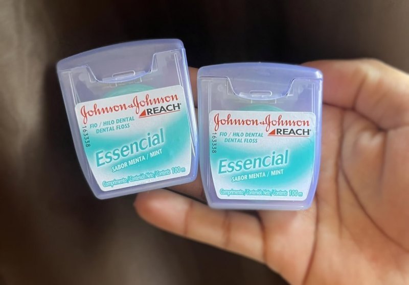 Fio Dental Essencial Menta Johnson's Reach 100m