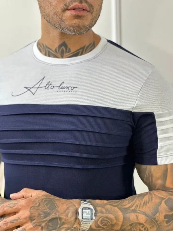 Camiseta Despojada Com Detalhes Frontal Tratorada